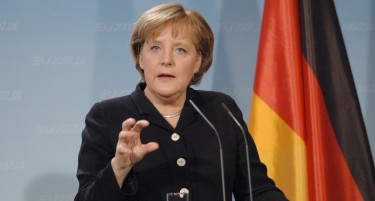 Меркел пречекана со свирежи од активистите против мигрантите