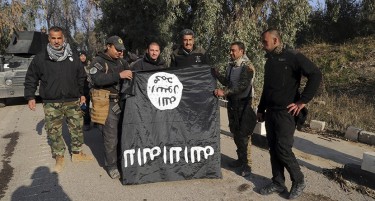 ЌЕ СЕ ПРЕДАДАТ ИЛИ ЌЕ БИДАТ УБИЕНИ: Се види битка за бастионот на „Исламска држава“