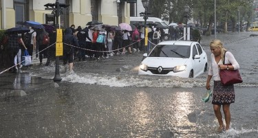 (ВИДЕО) НЕВРЕМЕ ВО ИСТАНБУЛ: Плоштадот Таксим и улиците се поплавени