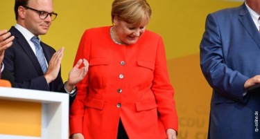 Домати летаа по Меркел на митинг
