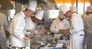 ВО БРИТАНИЈА ФАЛИ РАБОТНА СИЛА: Тешко доаѓаат до келнери и готвачи