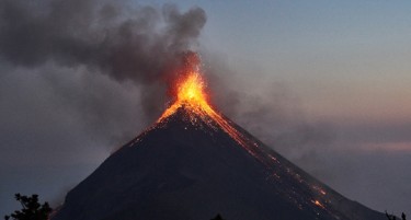 Вулкан им се заканува на луѓето, ќе има ерупции и до 50 метри