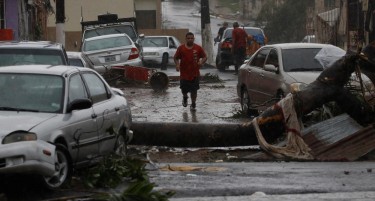 (ВИДЕО) Ураганот „Марија“ го уништи и Порторико: Жителите очајни, овде нема повеќе живот!