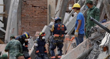 (ВИДЕО) Трка со времето за спас на девојче: Спасувачи во Мексико во обид да спасат ученичка од урнатините
