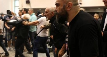 Кој носел оружје во Собранието на „крвавиот четврток“?