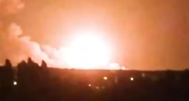 (ВИДЕО) ДРАМАТИЧНО: Гори едно од најголемите складишта за муниција во Украина, одекнуваат детонации