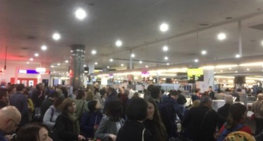 (ФОТО)ПАРИЗ, ЛОНДОН, ЦИРИХ: Падна системот на аеродромите, патниците чекаат со часови