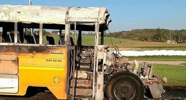 (ВИДЕО) Целосно изгоре автобус кој превезувал фудбалски тимови