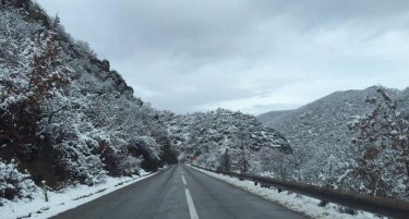 Снегот го заледи Балканот, зимата предвреме дојде