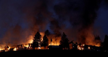 (ФОТО-ВИДЕО) Морбидни снимки од Калифорнија: Пожари голтаат се пред себе, најмалку 10 мртви