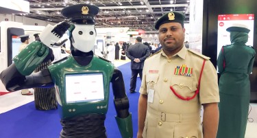 Прва смарт полициска станица во Дубаи - Летечки скутери и роботи