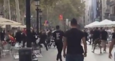 (ВИДЕО) ТЕНЗИИ ВО ШПАНИЈА: Луѓе се тепаа во Барселона, летаа столици