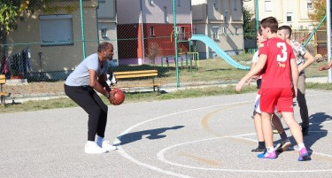 НБА кошаркарот Мобли ги тренираше децата од СОС Детско село