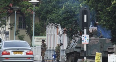 (ВИДЕО) ДРАМАТИЧНО ВО ЗИМБАБВЕ: Војската го држи Мугабе под нишан