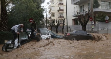 Силни дождови во Атина, двајца загинаа во поплави