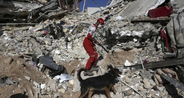 (ФОТО) ОВА Е ЧУДО: По три дена од земјотресот бебе најдено живо под урнатините