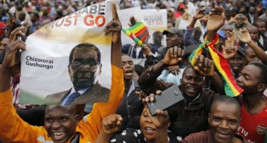 (ВИДЕО) ЗИМБАБВЕ НА НОЗЕ: Толпа тргна кон резиденцијата на Мугабе-се бара да си оди