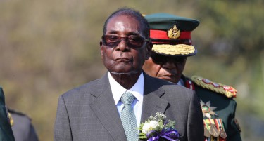 ВЛАСТА ЈА ПРЕЗЕДЕ МОЌНИОТ КРОКОДИЛ: Мугабе сменет од челото на владеачката партија-следи оставка или импичмент?