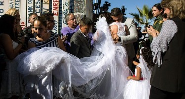 (ФОТО) ЗА ИНАЕТ НА ТРАМП: Американец и Мексиканка се венчаа на границата