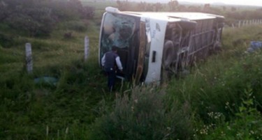 Aвтобус излета во провалија длабока скоро 300 метри