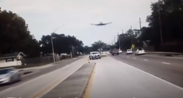 (ВИДЕО) Авион се урна на улица во Флорида