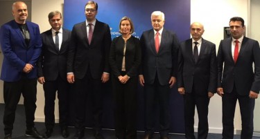 Заев ги игра сите соседи, дали крешендото е решавање на спорот со Грција?