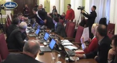 (ВИДЕО) Паднаа тешки зборови - тепачка во српското Собрание