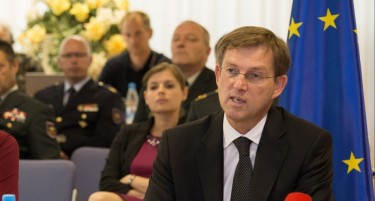 Словенечкиот премиер може да биде симнат од власт поради поддршка на бегалец