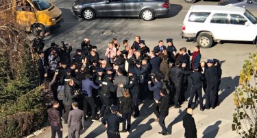 (ВИДЕО) Уапсен Аљбин Курти пред Собранието на Косово