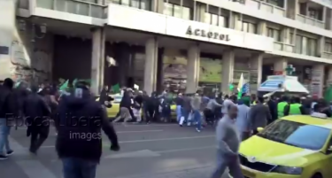 (ВИДЕО) Се тепаа мигранти и навивачи во Атина - полицијата мораше да интервенира