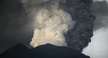 (ВИДЕО) Драматично: Вулканот на Бали се разбуди после половина век, се заканува невидена ерупција!