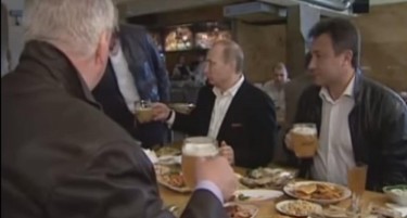 (ВИДЕО) ОВАА СНИМКА  ГО „ЗАПАЛИ“ ИНТЕРНЕТОТ: Еве што се случува кога Путин е во кафуле