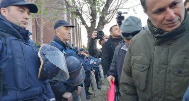 (ФОТО) Груевски на протест-дојде да ги брани сопартијците