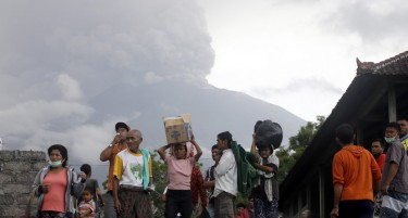 Над 100.000 луѓе евакуирани на Бали