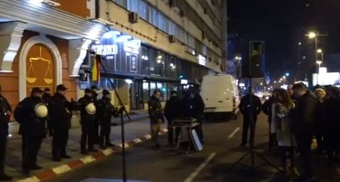 Демонстрантите од ВМРО-ДПМНЕ прашуваат од кога недолжните граѓани се терористи