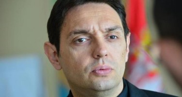 Српскиот министер за одбрана: Тачи ќе лази пред српската армија