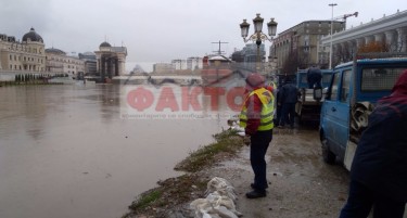 (ФОТО) Вреќи песок се поставуваат кај мостот „Гоце Делчев“-состојбата ќе се следи цела ноќ
