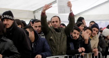 Германија на одбиените азиланти ќе им дава пари за да си одат
