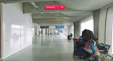 СЕ ТРАГА ПО НЕГО: Бездомник на аеродром пронашол 300.000 евра