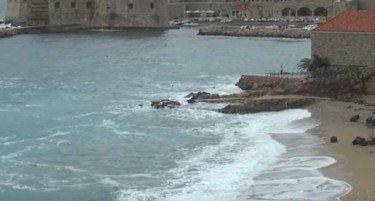 (ВИДЕО) ШОК ВО ДУБРОВНИК: Eве што исфрли силниот ветер од морето