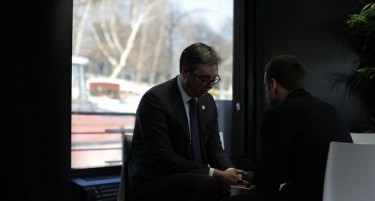 Објавени фотографии од Вучиќ и Макрон – Вака изгледа претседателски состанок очи во очи