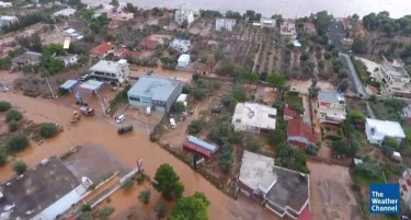 Поплави во Грција - десетици домови се под вода