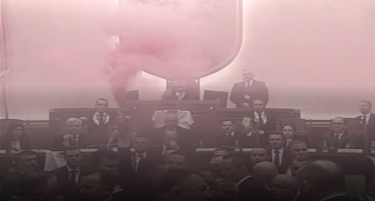 (ВИДЕО) Тепачка во албанското Собрание - фрлени и чадни бомби