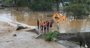 (ФОТО) 90 луѓе загинаа, а десетици исчезнаа по тропската бура на Филипините