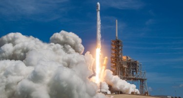 SpaceX истрела ракета носач со десет сателити