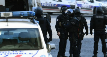 Франција стравува од напади за Божиќ - Илјадници полицајци низ улиците