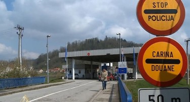 Скандалозна табла се појави на границата со Босна и Херцеговина (ФОТО)
