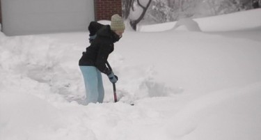 СНЕГ ЗАТРУПА ГРАД: САД и Канада под снежно невреме