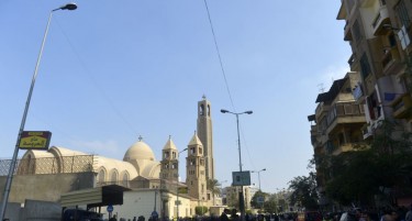 (ФОТО) НАПАД НА КОПТИТЕ ВО КАИРО: Загинаа над 10 луѓе