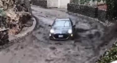 (ВИДЕО) Поплава однесе автомобил со патници